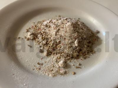 Kvapni prieskoniai su rožine druska pagrindine nuotrauka