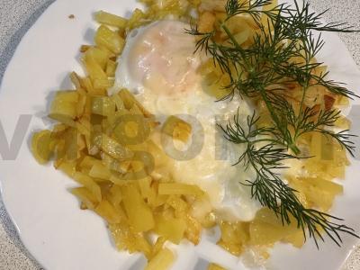 Bulvės po sūrio plutele pusryčiams pagrindine nuotrauka