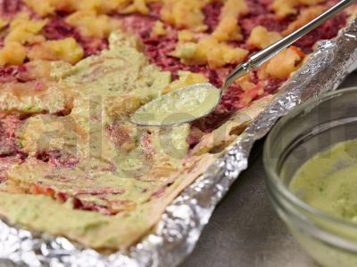 Rulonas „Silkė po kailiu“ su avokadų padažu Žingsnis 5