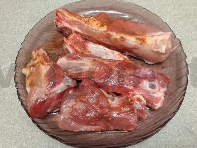 Kepti kiaulienos šonkauliai adžikoje Žingsnis 3