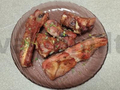 Kepti kiaulienos šonkauliai adžikoje pagrindine nuotrauka