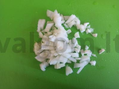 Kuskusas su kiaušiniu ir svogūnu pusryčiams Žingsnis 1