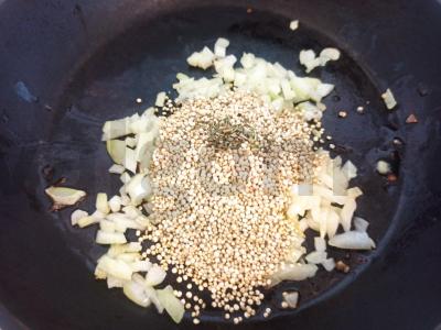 Kuskusas su kiaušiniu ir svogūnu pusryčiams Žingsnis 3