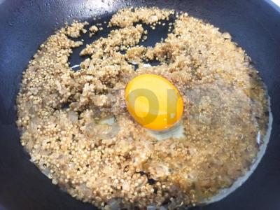 Kuskusas su kiaušiniu ir svogūnu pusryčiams Žingsnis 5