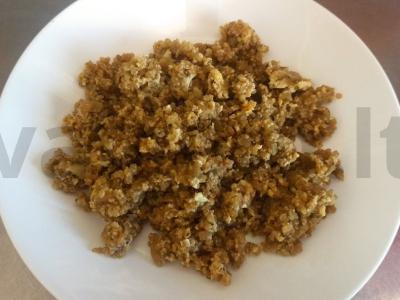 Kuskusas su kiaušiniu ir svogūnu pusryčiams pagrindine nuotrauka