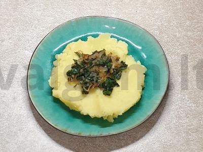 Bulvių košė su keptu špinatu ir svogūnu pagrindine nuotrauka