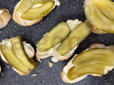 Sumuštiniai su šprotų ir marinuotais agurkais Žingsnis 3