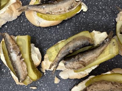 Sumuštiniai su šprotų ir marinuotais agurkais Žingsnis 4