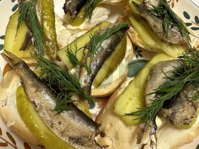 Sumuštiniai su šprotų ir marinuotais agurkais pagrindine nuotrauka