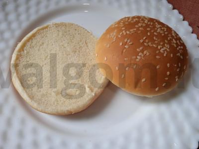 Burgeris su varškės sūriu, rūkytomis dešromis, alyvuogėmis ir spanguolių padažu Žingsnis 1