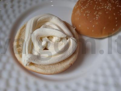 Burgeris su varškės sūriu, rūkytomis dešromis, alyvuogėmis ir spanguolių padažu Žingsnis 2