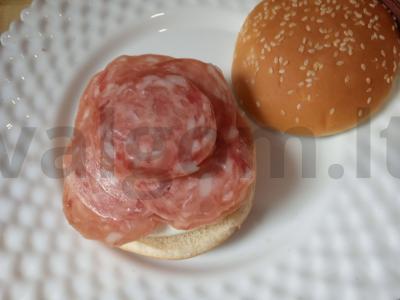 Burgeris su varškės sūriu, rūkytomis dešromis, alyvuogėmis ir spanguolių padažu Žingsnis 3