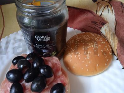 Burgeris su varškės sūriu, rūkytomis dešromis, alyvuogėmis ir spanguolių padažu Žingsnis 4