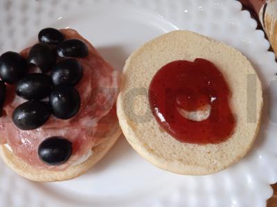 Burgeris su varškės sūriu, rūkytomis dešromis, alyvuogėmis ir spanguolių padažu Žingsnis 5