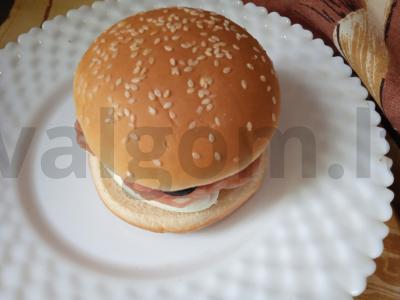 Burgeris su varškės sūriu, rūkytomis dešromis, alyvuogėmis ir spanguolių padažu Žingsnis 6