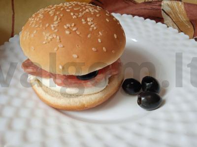 Burgeris su varškės sūriu, rūkytomis dešromis, alyvuogėmis ir spanguolių padažu pagrindine nuotrauka