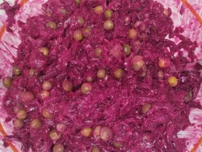 Burokėlių salotas su žirneliais pagrindine nuotrauka