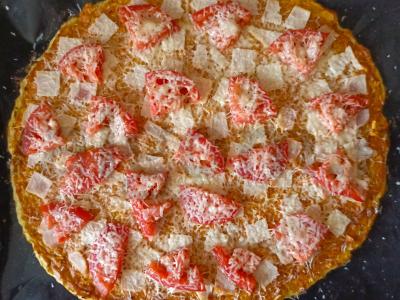 Cukinijų pica su izoliatu pagrindine nuotrauka