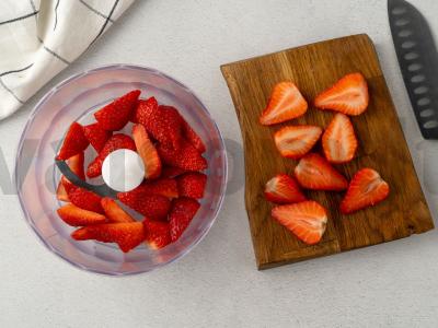 Kokteilis su ledais ir braškėmis Žingsnis 1