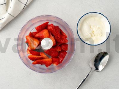 Kokteilis su ledais ir braškėmis Žingsnis 2