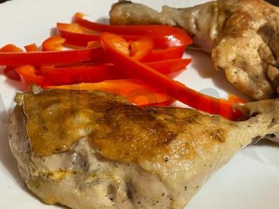 Vištienos šlaunelės su paprika ir majonezu pagrindine nuotrauka