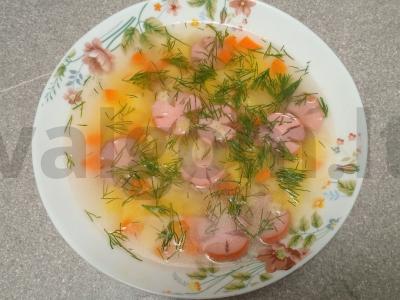 Vaikų sriuba su dešrelėmis ir žvaigždutėmis makaronais pagrindine nuotrauka