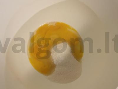 Keksas su juodaisiais serbentais ir abrikosais Žingsnis 1