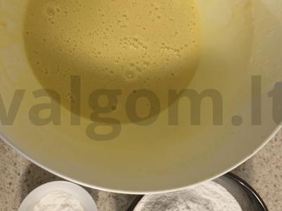 Keksas su juodaisiais serbentais ir abrikosais Žingsnis 3