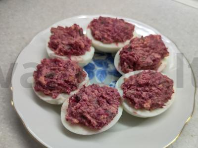 Kiaušiniai, įdaryti burokėliais ir silke Žingsnis 3