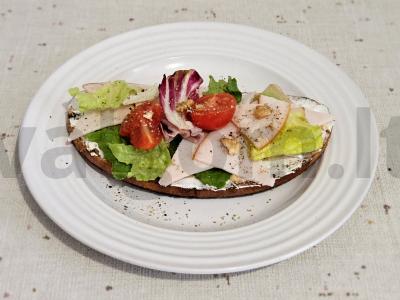 Sumuštinis su švelniu ritinėliu pagrindine nuotrauka