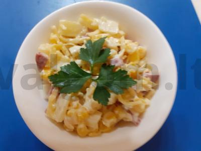 Ryškiai geltona salotų pagrindine nuotrauka