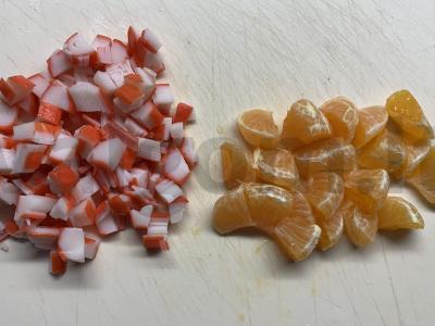 Salotos su krabų lazdelėmis, kiaušiniu ir mandarinų Žingsnis 1