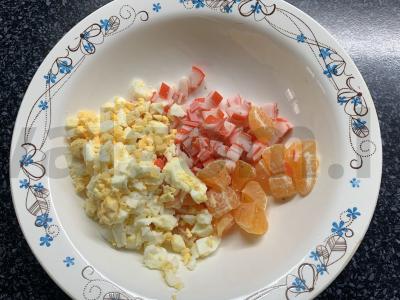 Salotos su krabų lazdelėmis, kiaušiniu ir mandarinų Žingsnis 4