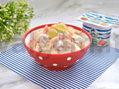 Vaisių salotos su persimonu ir jogurtu pagrindine nuotrauka