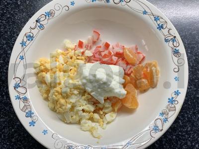 Salotos su krabų lazdelėmis, kiaušiniu ir mandarinų Žingsnis 5