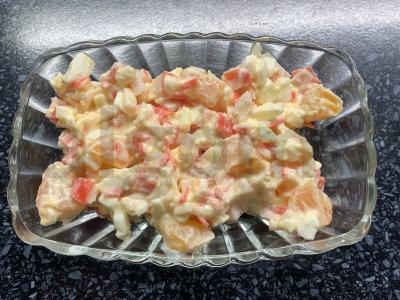 Salotos su krabų lazdelėmis, kiaušiniu ir mandarinų Žingsnis 6