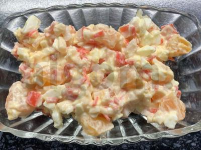 Salotos su krabų lazdelėmis, kiaušiniu ir mandarinų pagrindine nuotrauka