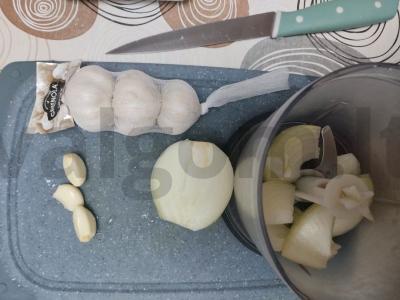 Šoninė kiaulienos šnicelis svogūnų tešloje Žingsnis 1