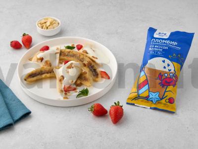 Bananų splitas su ledų indeliu pagrindine nuotrauka