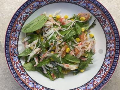 Jūros salotos su originaliu padažu pagrindine nuotrauka