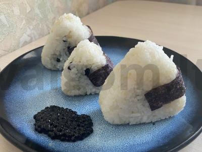 Onigiri su juodąja ikra pagrindine nuotrauka