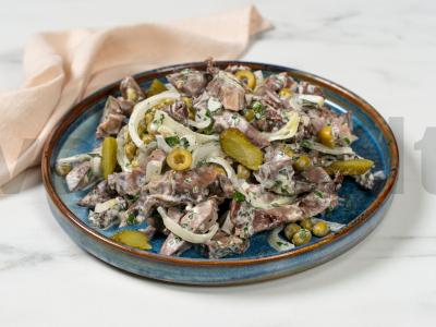 Kiaulienos širdies salotos su svogūnais pagrindine nuotrauka