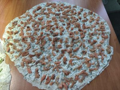 Rulonas su raudona žuvimi ir agurku Žingsnis 2