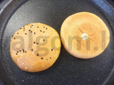 Lengvas burgeris su šviežiu agurku, sūriu ir salotų lapais Žingsnis 1