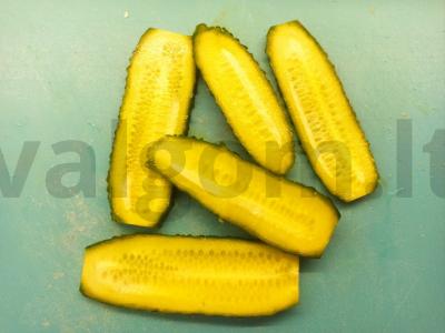 Lengvas burgeris su šviežiu agurku, sūriu ir salotų lapais Žingsnis 2