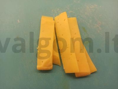 Lengvas burgeris su šviežiu agurku, sūriu ir salotų lapais Žingsnis 3