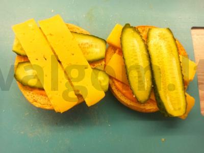 Lengvas burgeris su šviežiu agurku, sūriu ir salotų lapais Žingsnis 5