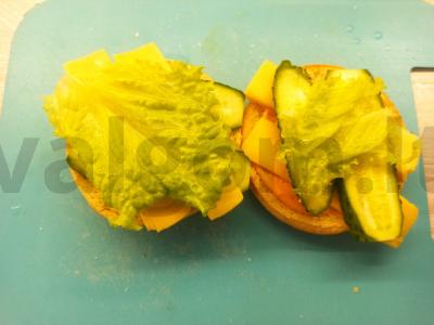 Lengvas burgeris su šviežiu agurku, sūriu ir salotų lapais Žingsnis 6