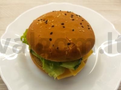 Lengvas burgeris su šviežiu agurku, sūriu ir salotų lapais pagrindine nuotrauka