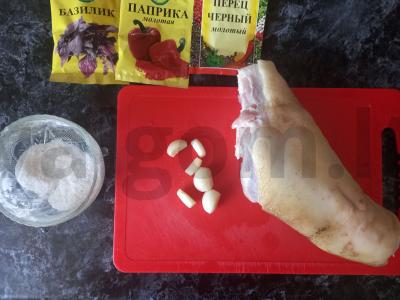 Kepta kiaulienos kulšis su česnaku ir prieskoniais Žingsnis 1